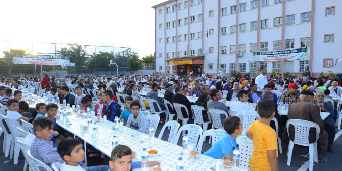 İlk Kez Oruç Tutan Çocuklar Birlikte İftar Yaptı