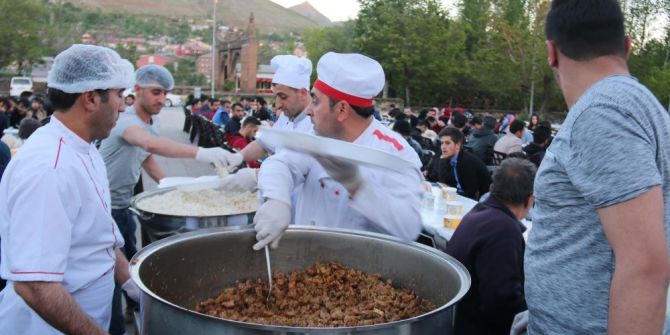 Bitlis’te İftar Çadırına Yoğun İlgi
