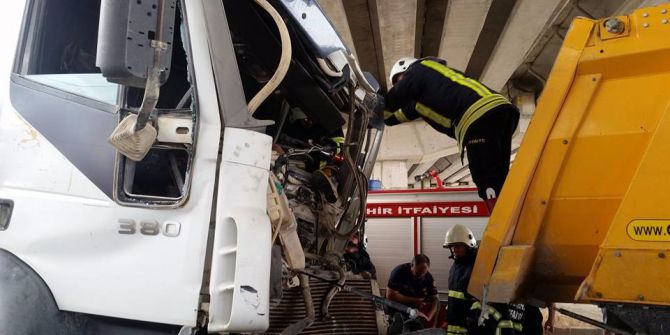 Kuşadası’nda Hafriyat Kamyonu Tır İle Çarpıştı: 1 Yaralı