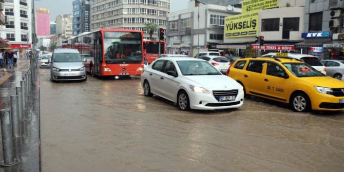 İzmir’de Sokaklar Dereye Döndü