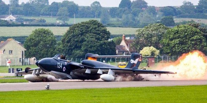 İngiltere’de Uçak Gövde Üstü Piste İndi, Pilot Kurtuldu