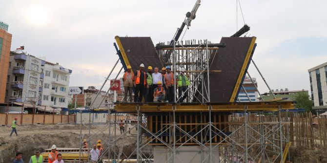 Üçgen Köprülü Kavşağı Yükselmeye Devam Ediyor
