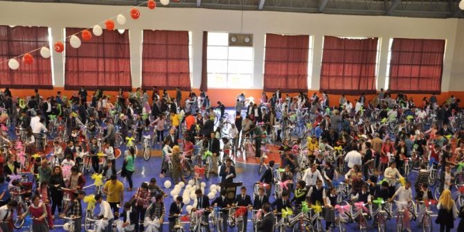 Bulanık’ta 500 Çocuğa Bisiklet Dağıtıldı