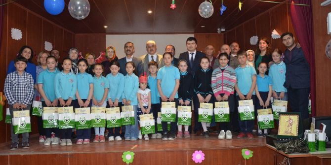 Yunus Emre Derneği Başarılı Öğrencileri Ödüllendirdi