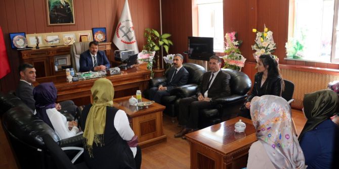 Sözleşmeli Öğretmenlerden Milli Eğitim Müdürü Turan’ı Ziyaret Etti