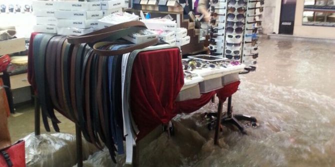 İzmir’de Hayatı Felç Eden Yağmurla Araçlar Da Sürüklendi