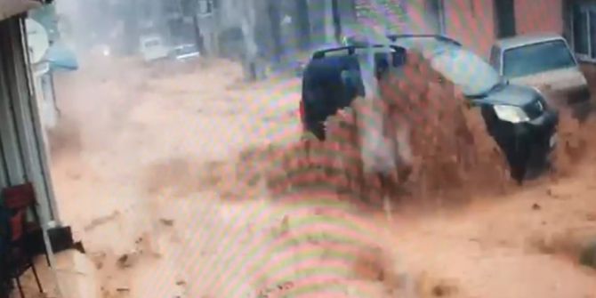 İzmir’de Sel Suları Araçları Sürükledi