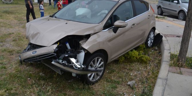 Aliağa’da İki Otomobil Çarpıştı: 1 Yaralı