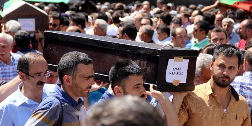 Annesi Tüfekle Fotoğraf Çektirirken Vurulan Çocuk Toprağa Verildi