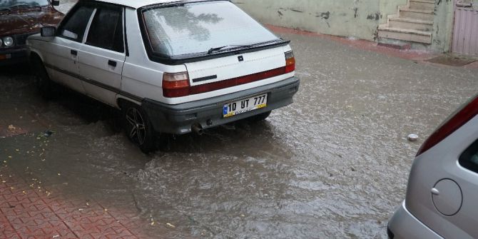 Bigadiç’te Sokaklar Göle Döndü