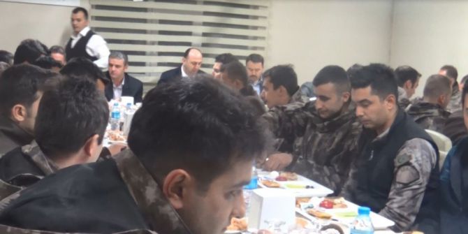 Vali Işın, Özel Harekât Polisleriyle Sahur Yaptı