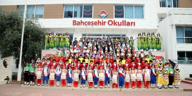 Aydın Bahçeşehir Koleji Öğrencilerinden Halk Oyunları Gecesi