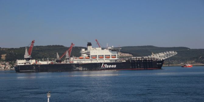 Dev Gemi Çanakkale Boğazı’ndan Geçti