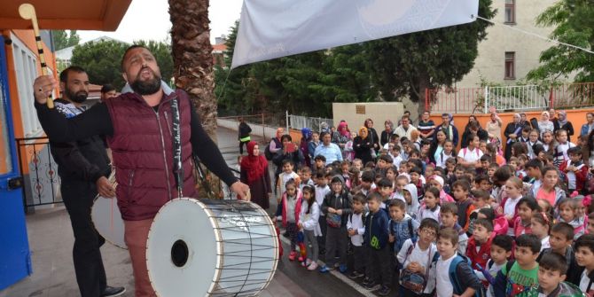Öğrenciler Davul Ve Manilerle Karşılandı