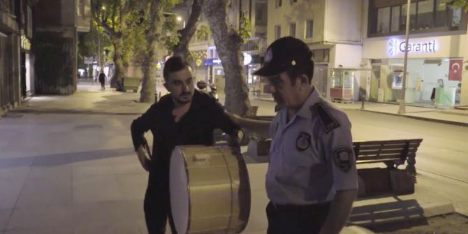 Davulcu Kılığına Giren Sosyal Medya Fenomeni Zabıtaya Yakalandı