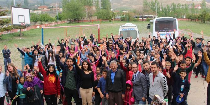 Üniversiteli Öğrenciler Berendi Köyünde Çocuk Şenliği Düzenledi