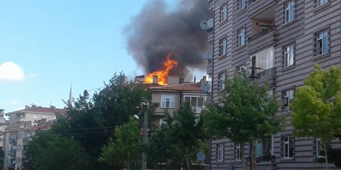 Çatı Yangını Mahallede Paniğe Neden Oldu
