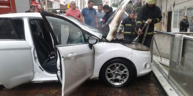 Park Halindeki Otomobil Alev Aldı