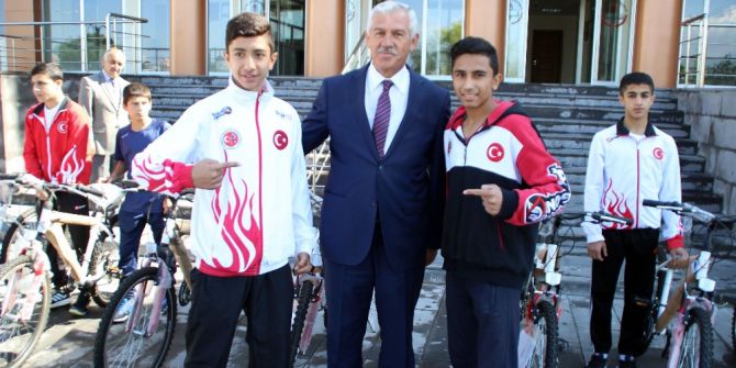 İl Milli Eğitim Müdürü Elmalı, Başarılı Sporcuları Ödüllendirdi