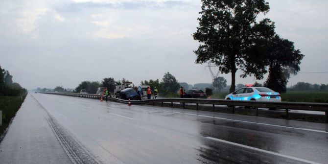 Kontrolünü Kaybeden Hafif Ticari Otomobil Bariyerlere Çarptı: 3 Yaralı