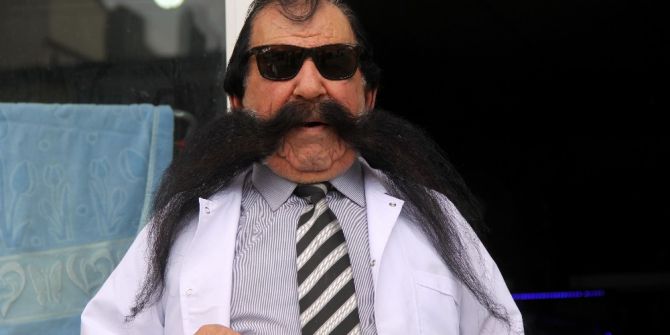 50 Yıldır Bıyıklarını Kesmiyor