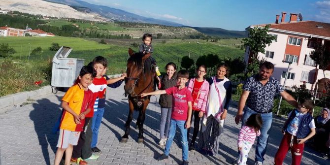 Çocukların At Binme Heyecanı