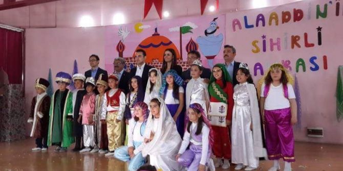 Zafer İlkokulu Öğrencilerinden Tiyatro Gösterisi