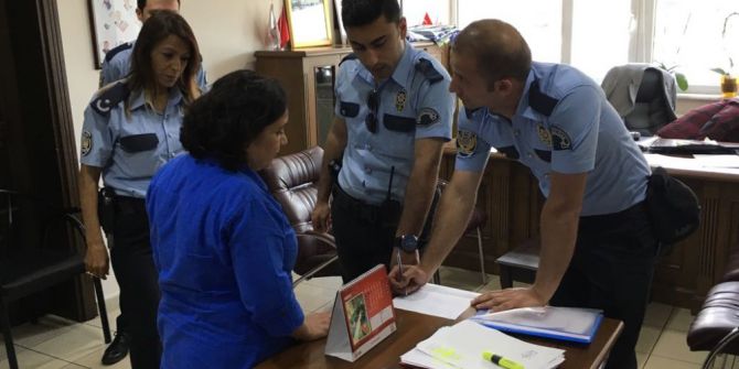 Çay Ocağının Kapısına Astığı Çantası Çalınınca Polisi Aradı