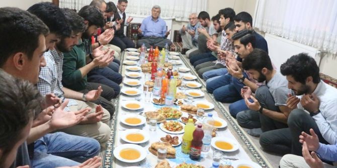 Başkan Karaosmanoğlu, Öğrenci Evinde İftar Yaptı