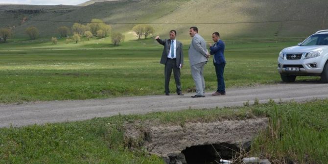 Arpaçay’da Köy Yolları Sıcak Asfalt Oluyor