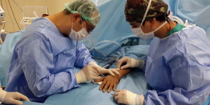 Elinde Tümör Çıkan Kadına Leğen Kemiğinden Nakil Yapıldı