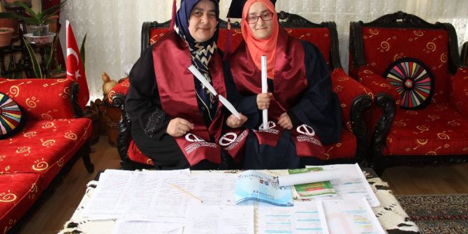 Şaka Olsun Diye Girdiği Üniversiteden Kızıyla Mezun Oldu