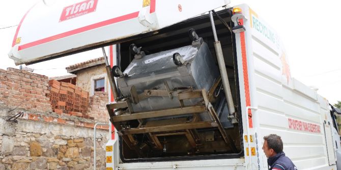 Çöp Konteynırları Temizleniyor