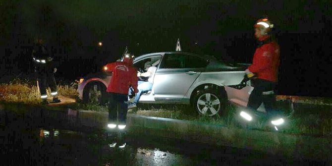 Yoldan Çıkan Otomobil Elektrik Direğine Çarparak Durdu