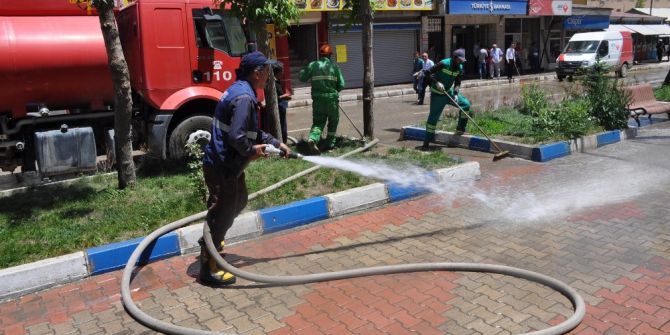Yüksekova’da Çarşı Merkezi Yıkandı