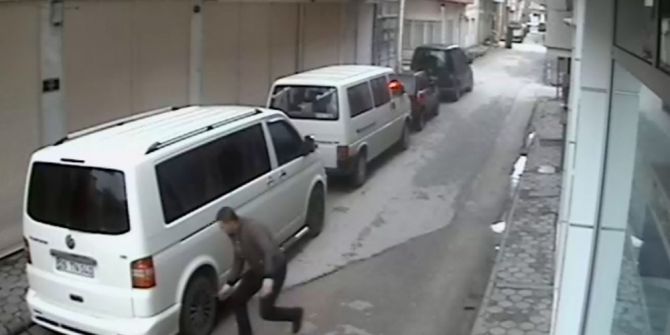 Eskişehir’de Araçların Lastiklerini Patlatan Şahıs Güvenlik Kamerasında