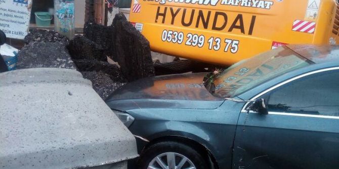 İzmir’deki Selde Lüks Araç Sürüklendi