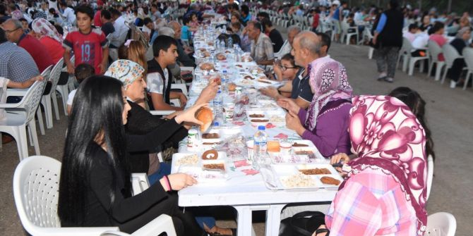 Çukurova’da Her Gün Bir Mahallede İftar Çadırı
