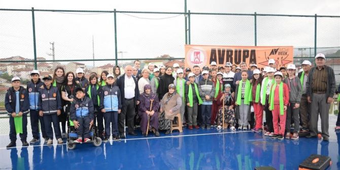 Bastonlu Teyzeler Gençlere Taş Çıkardı