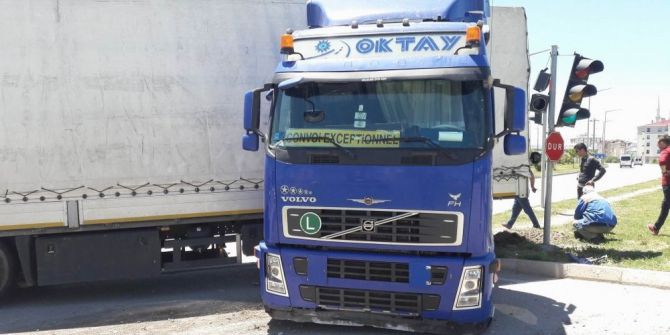 Lastiği Patlayan Tır Yolu Trafiğe Kapattı