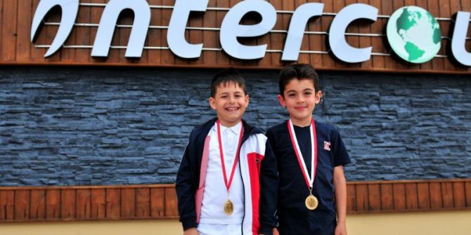 9 Yaş Altı Tenis Turnuvasında Şampiyon Oldular