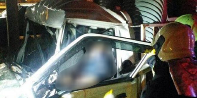 Park Halindeki Tıra Arkadan Çarpan Sürücü Hayatını Kaybetti