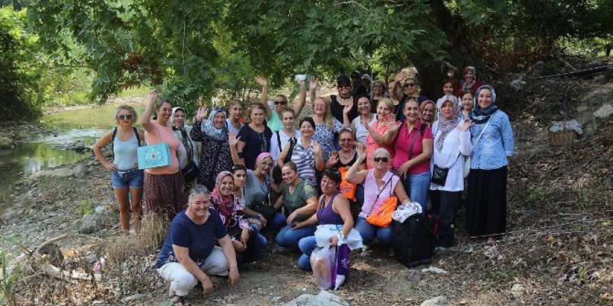 Mezitli Belediyesi, Üretici Pazarı’ndaki Kadınları Pikniğe Götürdü