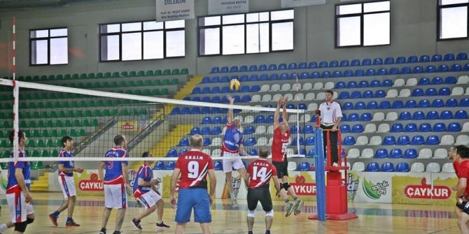 Rize’de Kurumlararası Voleybol Turnuvasının Galibi Hem Kadınlarda Hem Erkeklerde Milli Eğitim İl Müdürlüğü Oldu