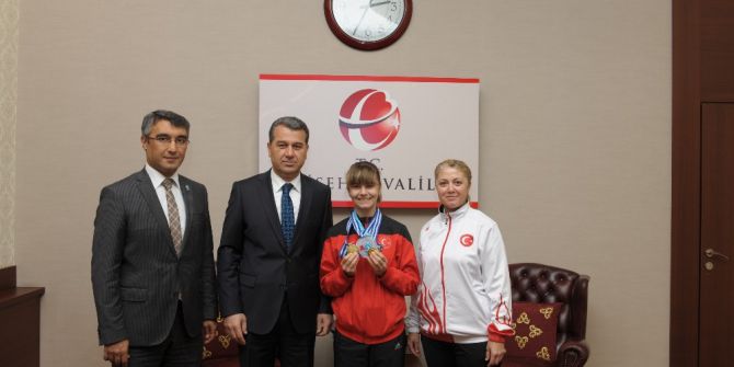 Milli Sporcu Karakuyulu, Vali Çelik’i Ziyaret Etti