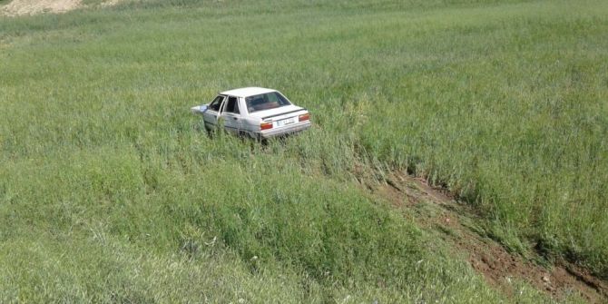 Otomobil Tarlaya Uçtu: 4 Yaralı