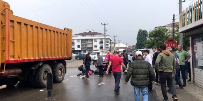 Kamyonla Motosiklet Çarpıştı 3 Kişi Yaralı