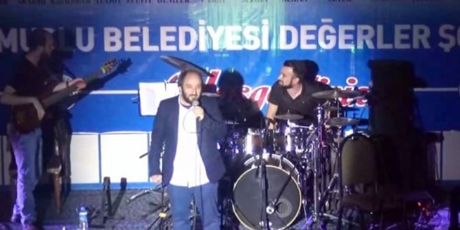 Sahnedeyken Arabası Anons Edilince Salondakileri Güldürdü