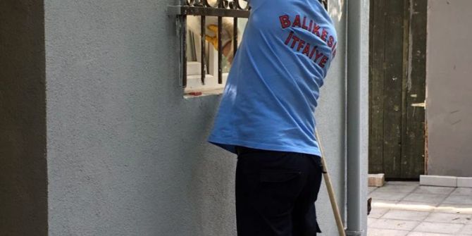 Cama Sıkışan Kediyi İtfaiye Kurtardı