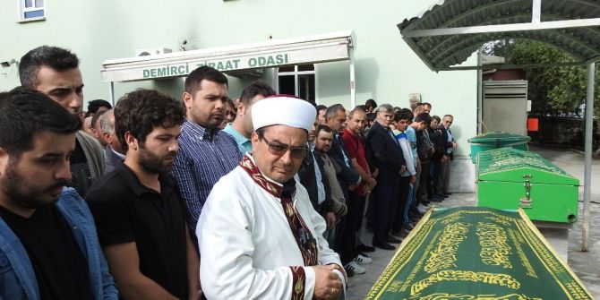 İzmir’deki Feci Kazada Hayatını Kaybedenler Son Yolculuklarına Uğurlandı